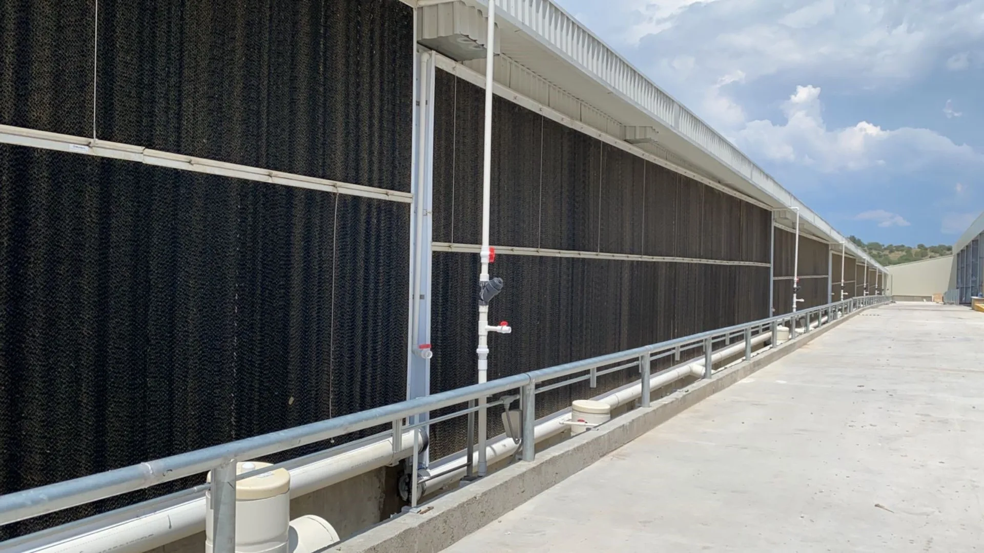 Evaporative cooling poultry house