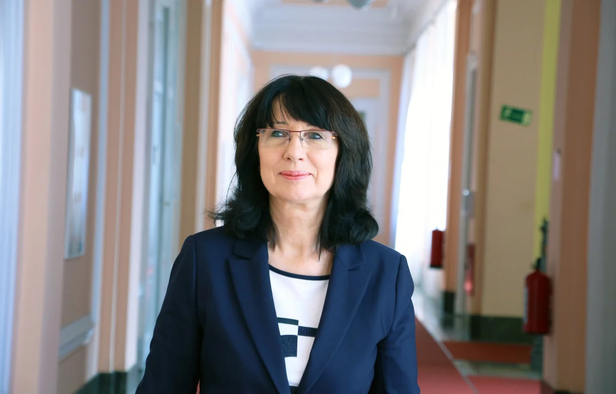 Mojca Škrinjar v hodniku Državnega zbora