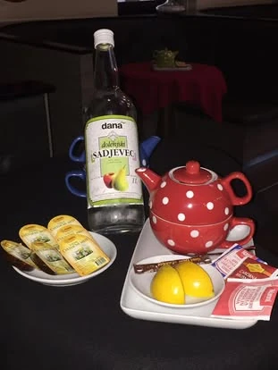 Čajni vrček in osvežilna pijača v Oazi