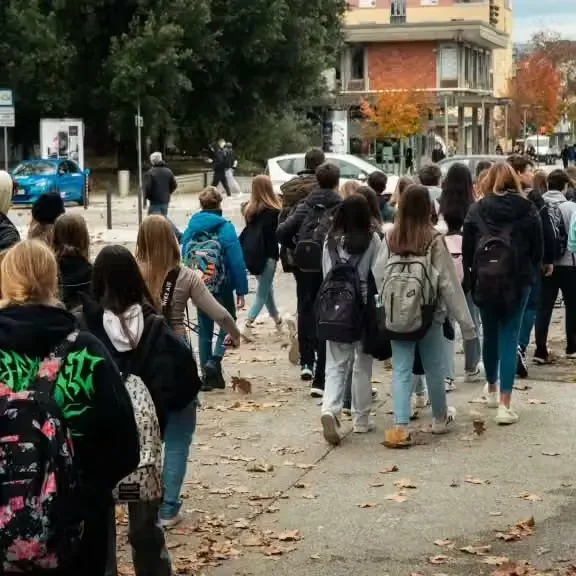 Odhod na podjetja (nekateri peš, drugi z avtobusi)