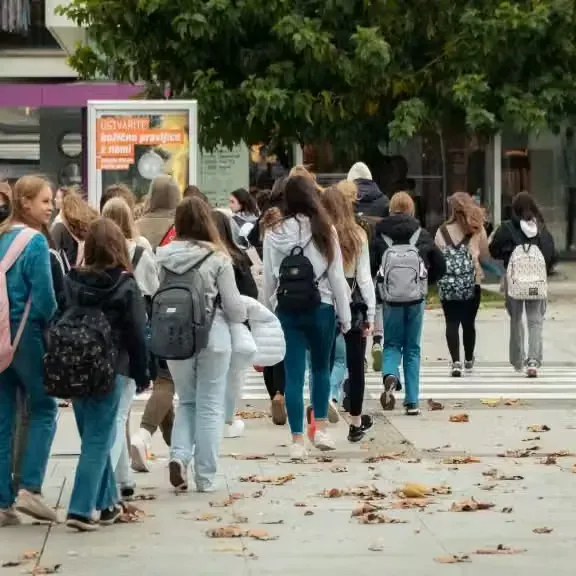 Odhod na podjetja (nekateri peš, drugi z avtobusi)