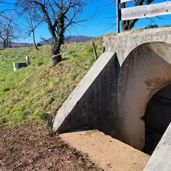 rov, ki ga je Massimo dobil z nakupom posesti in kjer se mudi sukenski regut