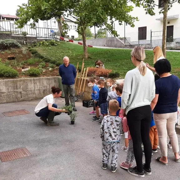 Poglejte jih kako pozorno poslušajo Poglejte jih kako pozorno poslušajo