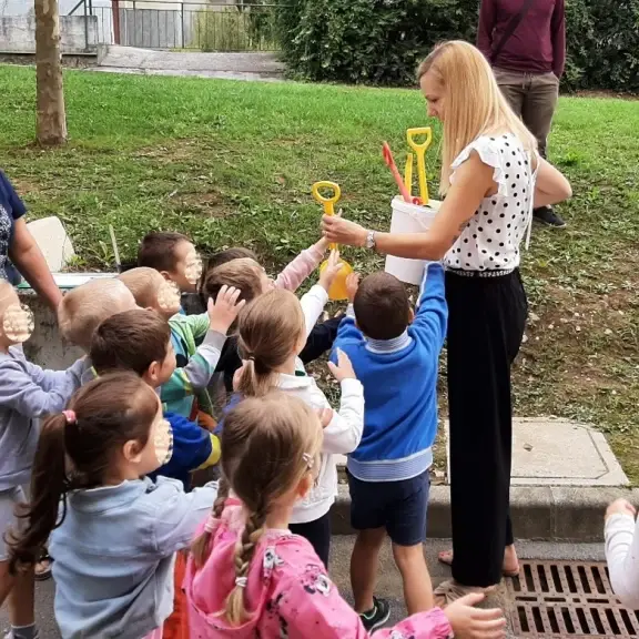 Jaz bi rumeno lopatko, jaz pa rdečo Jaz bi rumeno lopatko, jaz pa rdečo
