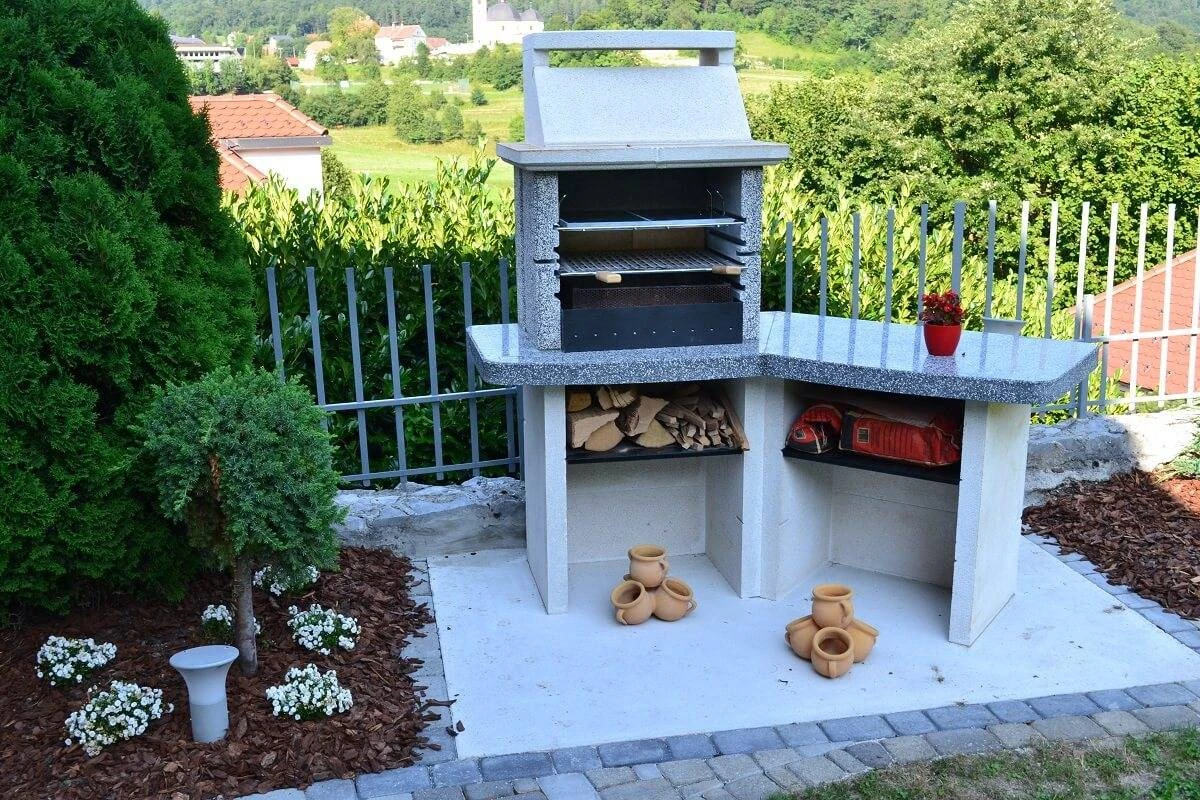 Vrtni kamin z odlagalnimi površinami