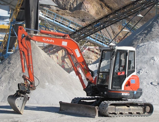 Mini bager Kubota KX 161-3 ob deponiji agregata