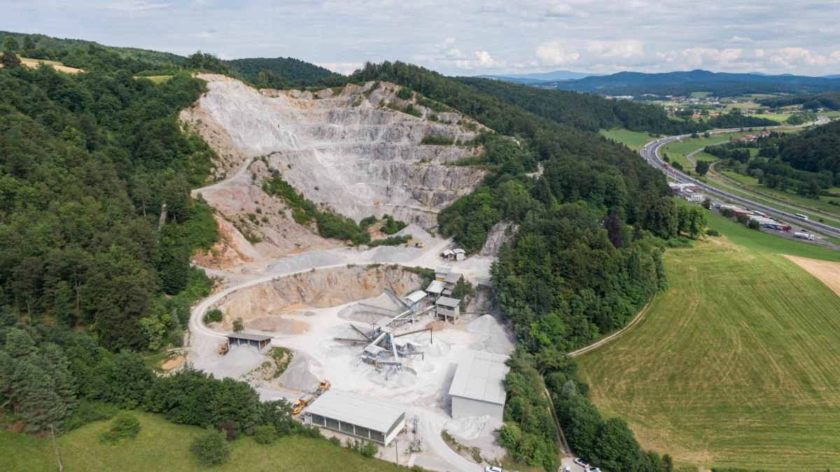 Kamnolom Podsmreka z okolico in avtocesto A2 iz zraka