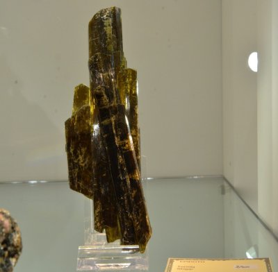 Sejem mineralov 2019 München: epidot, kuprit (cuprite), brucit, mohawkit (3/4)