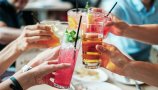 Skrb vzbujajoče: mladoletniki prek spleta brez ovir do alkoholnih pijač
