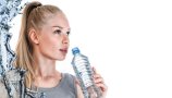 Liter vode v plastenki vsebuje do 240.000 nanoplastičnih delcev