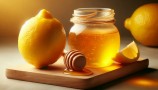Žlička medu in rezina limone v čaju