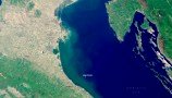 Zaradi (pre)toplega morja cvetenje alg v severnem Jadranu vidno iz vesolja