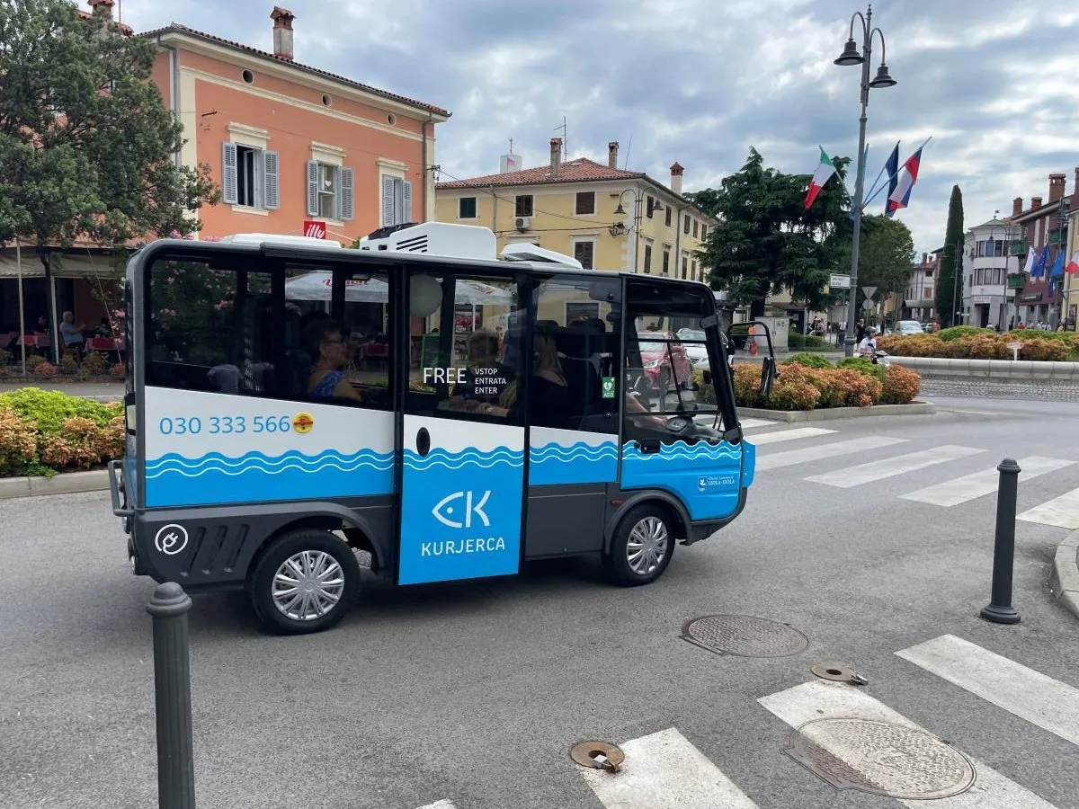 V IZOLI KAR 40 OKVAR KURJERC V ŠTIRIH LETIH: Vozili stalno na servisu, občina pravi, da gre za naključje