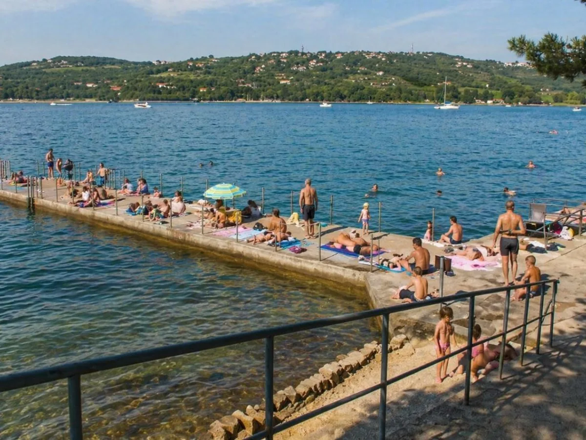 NA POLICIJSKI PLAŽI LETOS TUŠI IN GOSTINSKA PONUDBA: A le na občinskem delu, saj država nima denarja