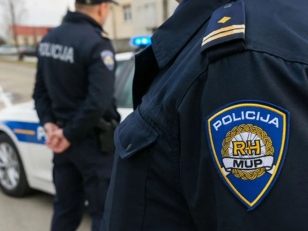 V BEGU PRED POLICIJO SE JE POVZPEL NA STREHO STAVBE: 22-letnik aretiran, ker je izsiljeval in grozil