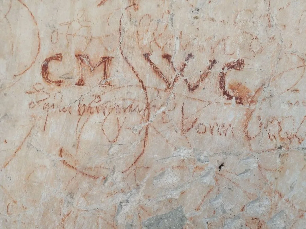MED OBNOVO PRIŠLI DO ZANIMIVE NAJDBE: Poglejte, kako izgledajo pet stoletij stari grafiti (FOTO)