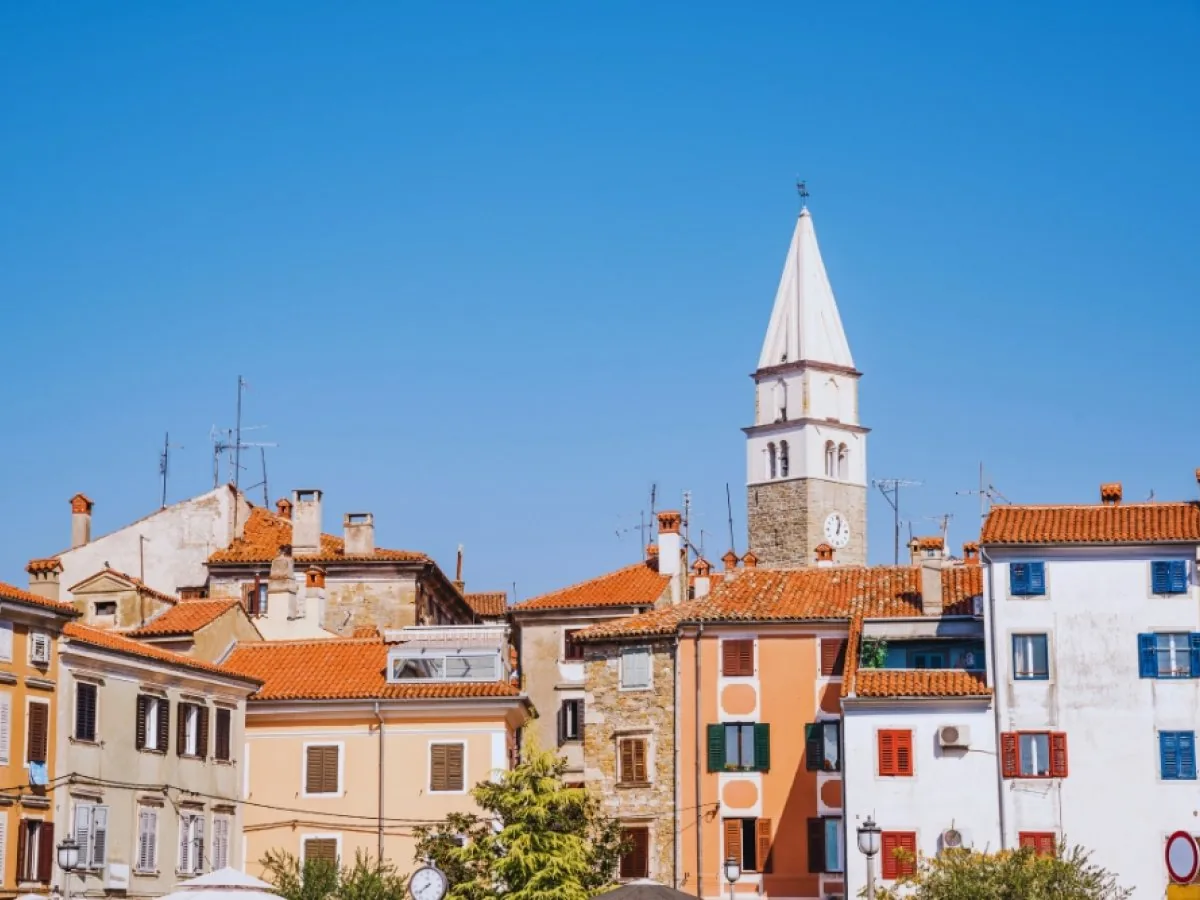 V IZOLI PODALJŠALI OBRATOVALNI ČAS LOKALOV: Spremembe tudi pri turistični taksi