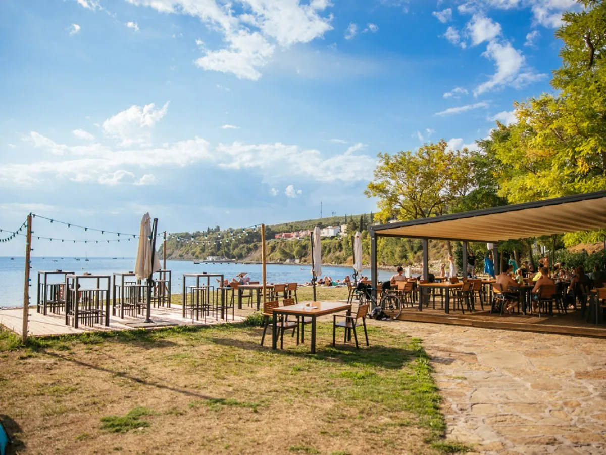 OBČINA BO KAR SAMA IMELA EN LOKAL: Za Debeli rtič ji še vedno dolgujejo 21.000 evrov