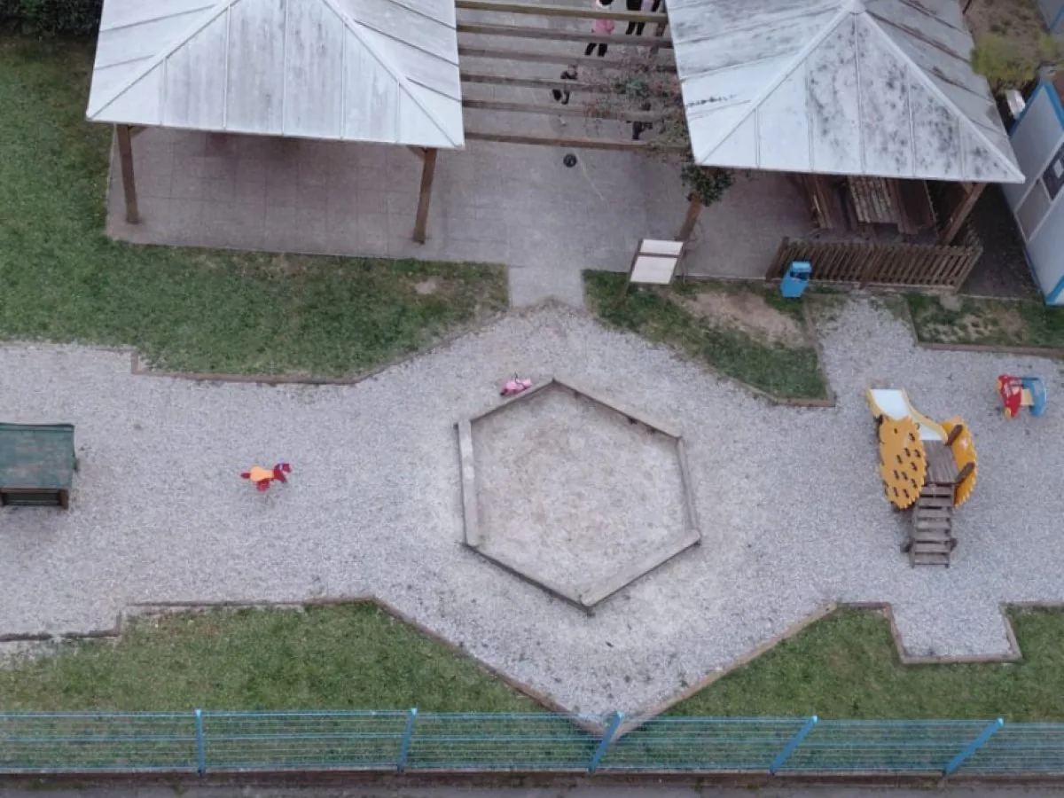 NEVARNE ODVRŽENE IGLE OB OTROŠKEM IGRIŠČU: Izolska občina napoveduje videonadzor