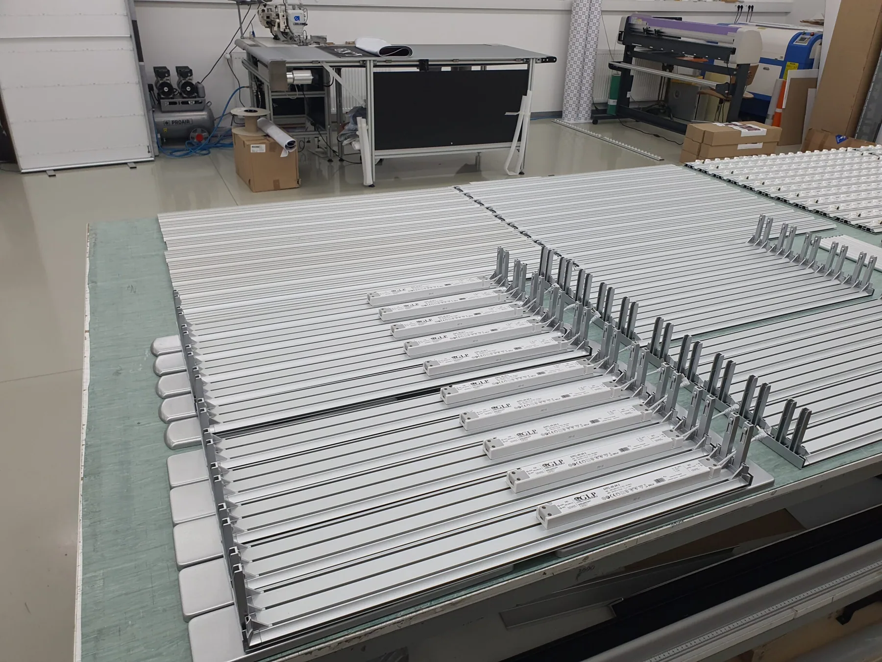 Aluminijasti profili in sestava LEDBOX sistema