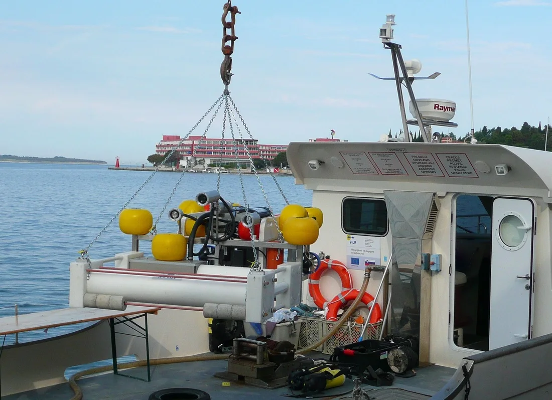 IPS ROV in ekipa na plovilu