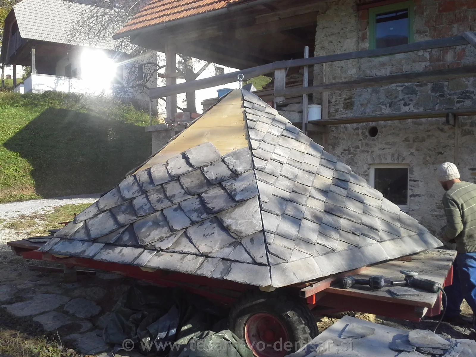 Škrilj in skodle: Kritine iz škrilja in lesenih skodel na novih in obnovljenih objektih.