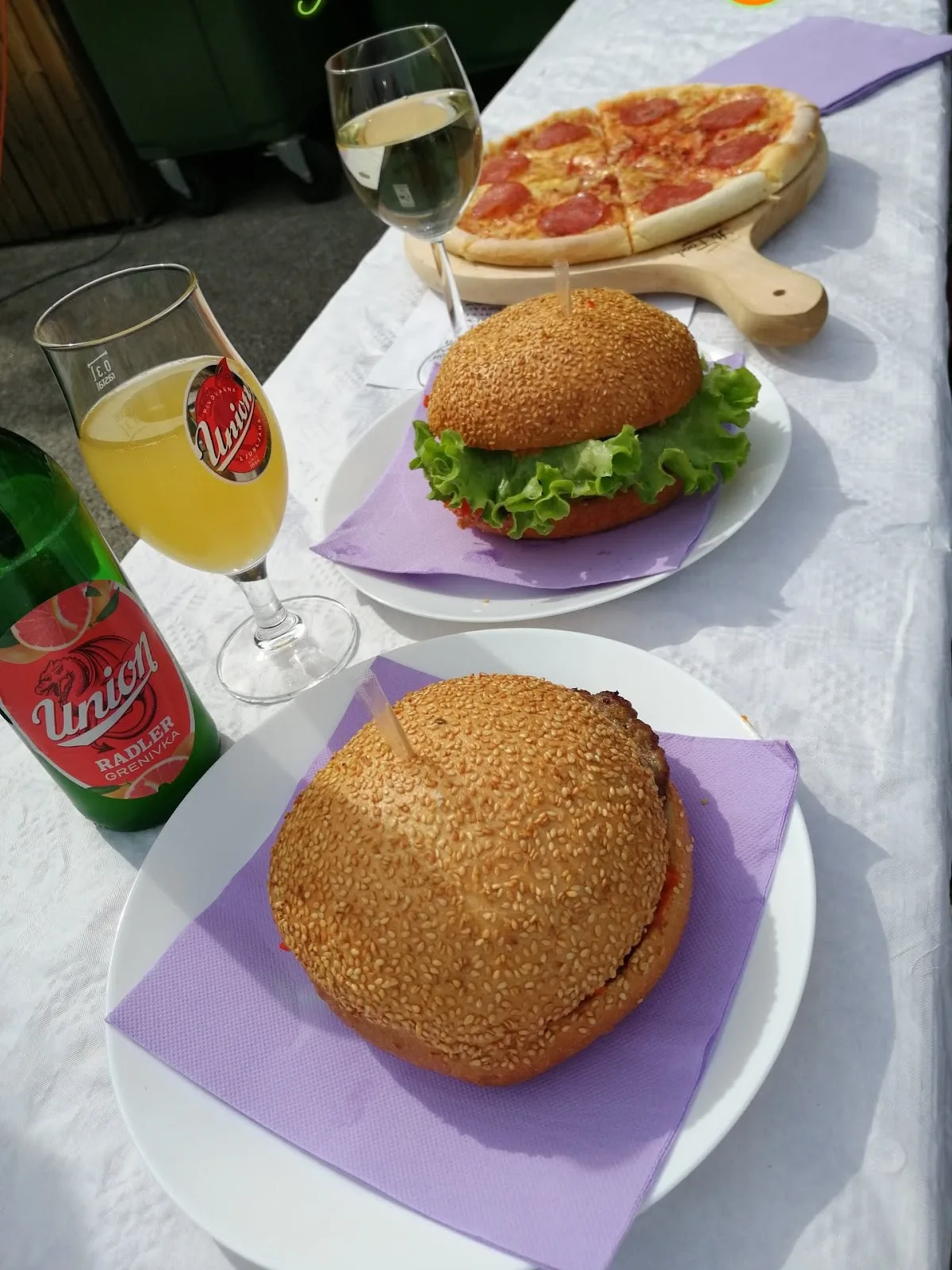 Burgerji in pica na terasi