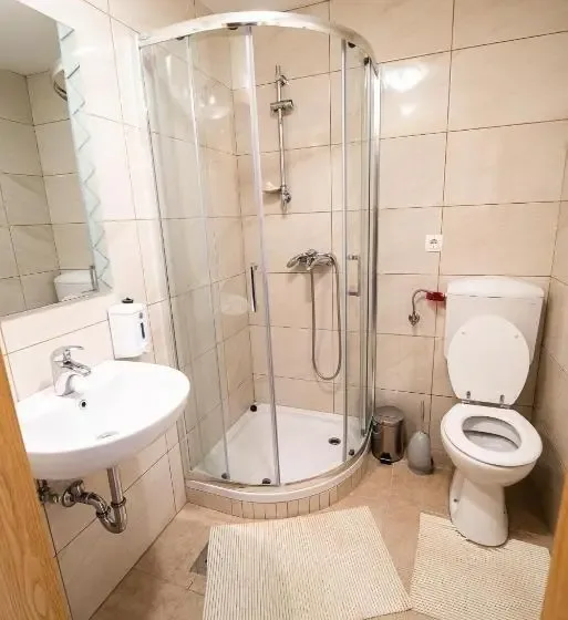 Tuš kabina in WC