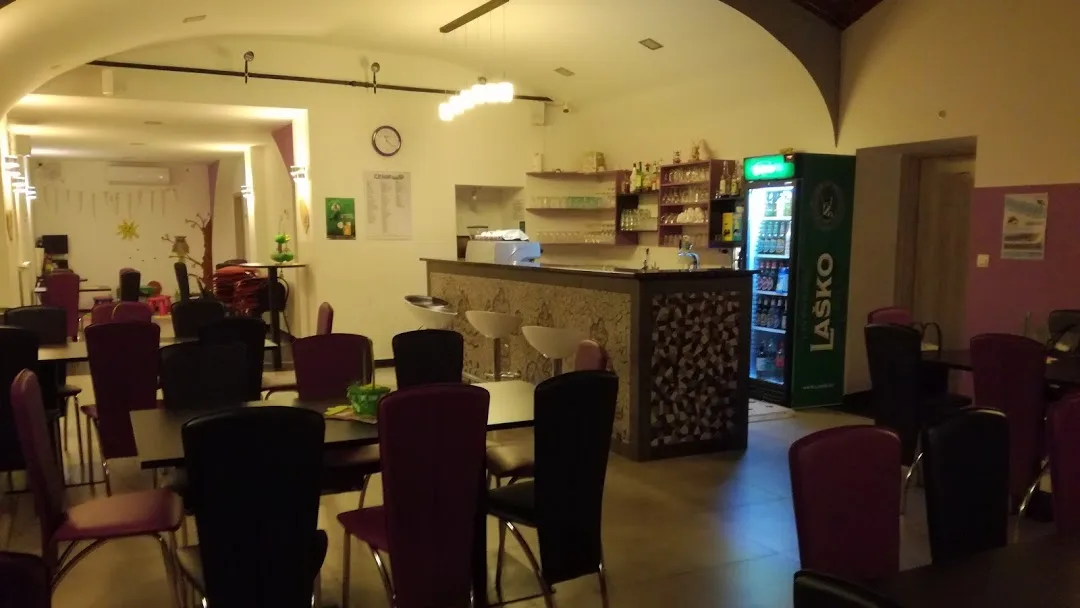 Šank in notranji prostor okrepčevalnice