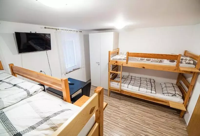 Soba z zakonsko posteljo in pogradom