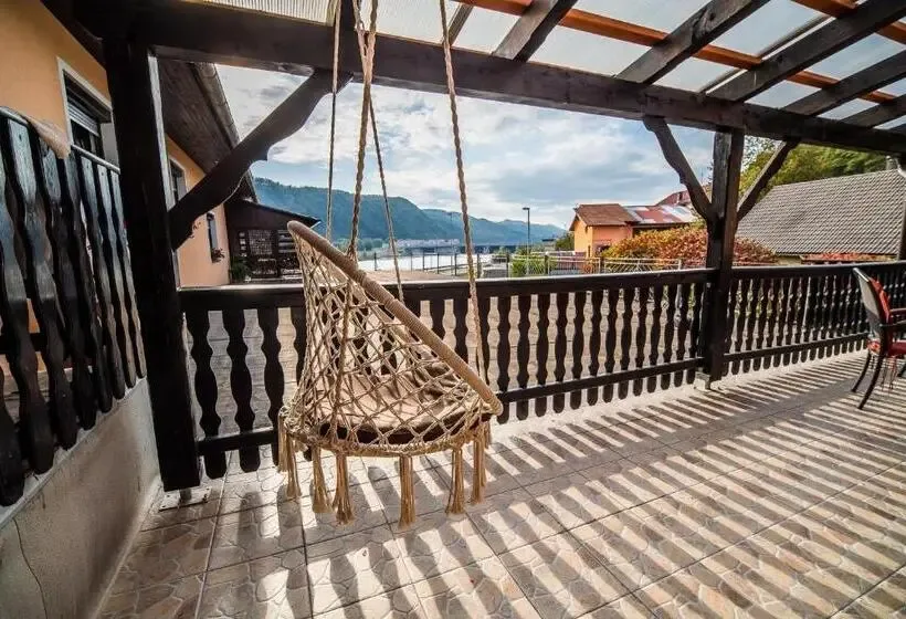 Terasa z visečim stolom in razgledom