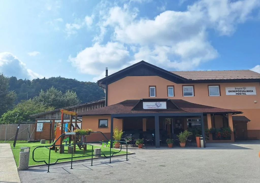 Zunanjost Trimčka z igrali