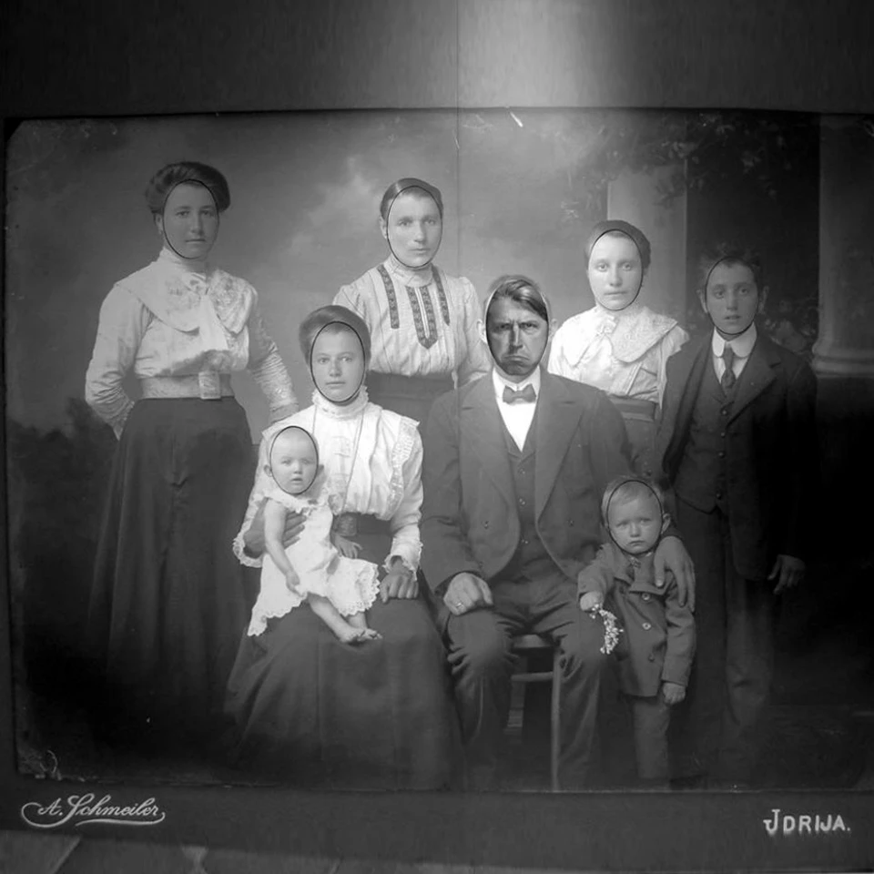 Dame in čipke Prizori iz življenja meščanske Idrije 1860 - 1918 — 13