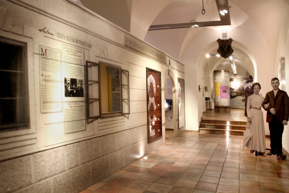 Dame in čipke Prizori iz življenja meščanske Idrije 1860 - 1918 — 15