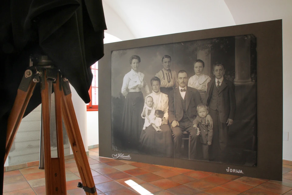 Dame in čipke Prizori iz življenja meščanske Idrije 1860 - 1918 — 8