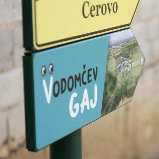 Vodomčev gaj table na učni poti