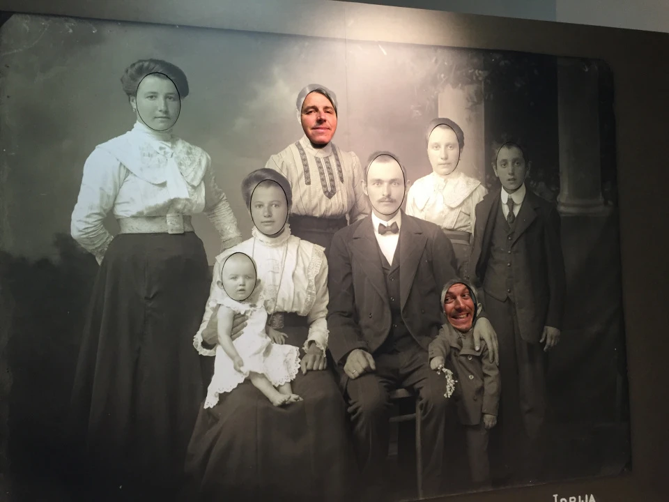 Dame in čipke Prizori iz življenja meščanske Idrije 1860 - 1918 — 36