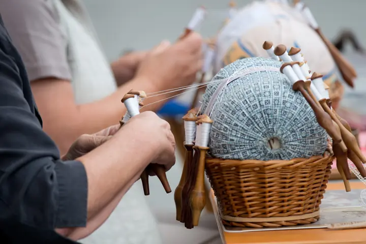 Making Idrija bobbin lace by hand