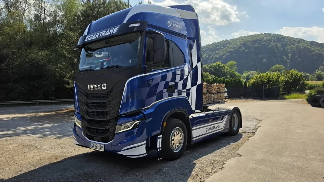 Moder vlačilec Iveco S-Way z belimi oznakami ZIDARTRANS