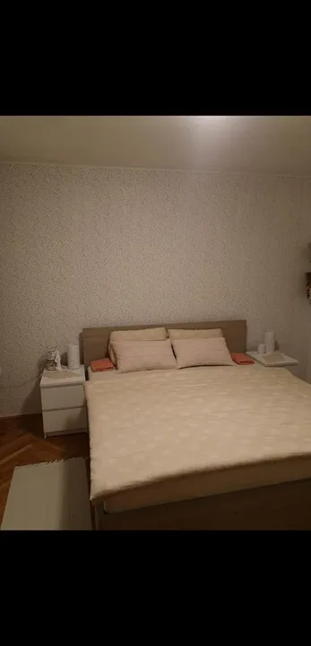 Umirjeni odtenki spalnice