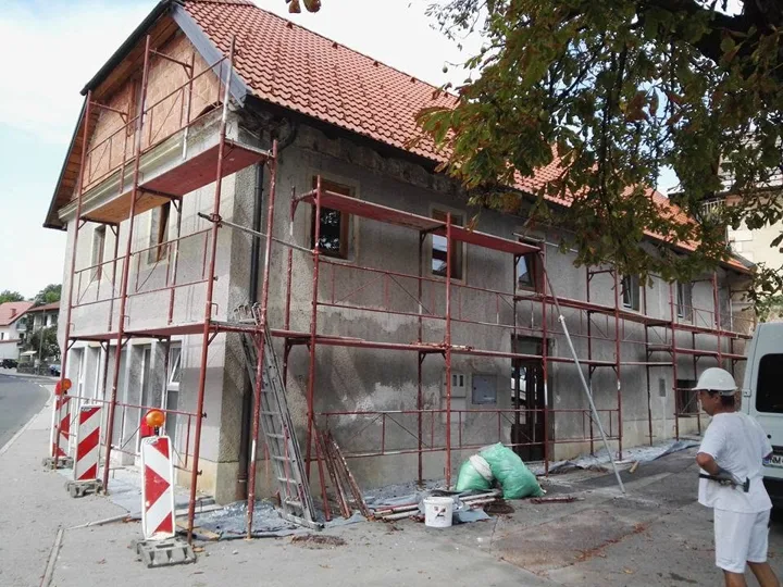 Obnova fasade z delovnim odrom