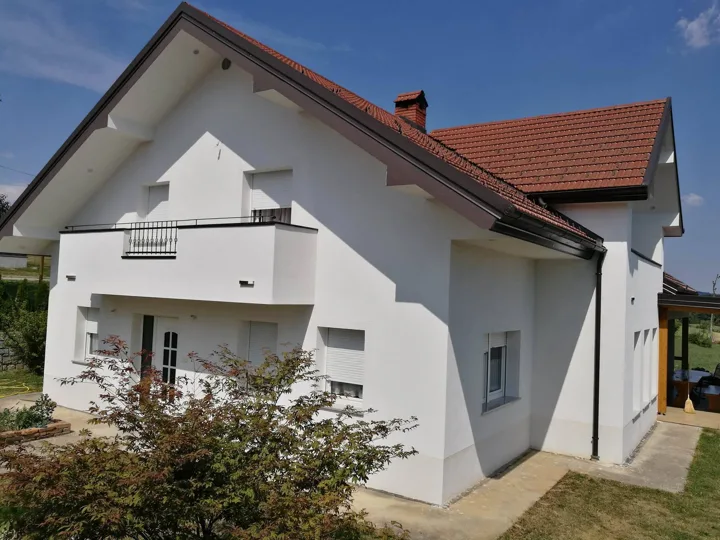 Svetla fasada stanovanjske hiše