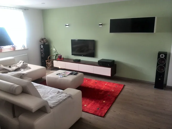 Dnevna soba z barvnim poudarkom