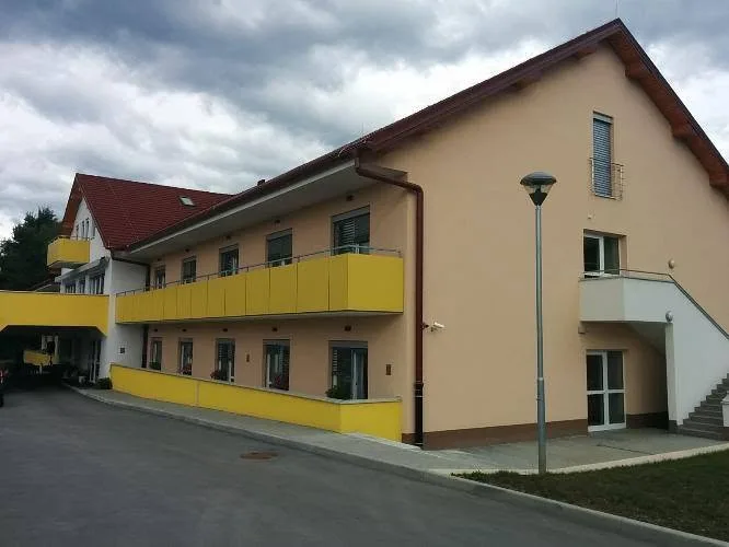 Fasada v toplih tonih