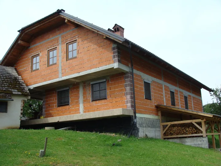 Stanovanjska hiša pred fasado