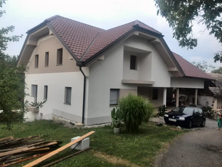 Končana fasada z barvnimi poudarki