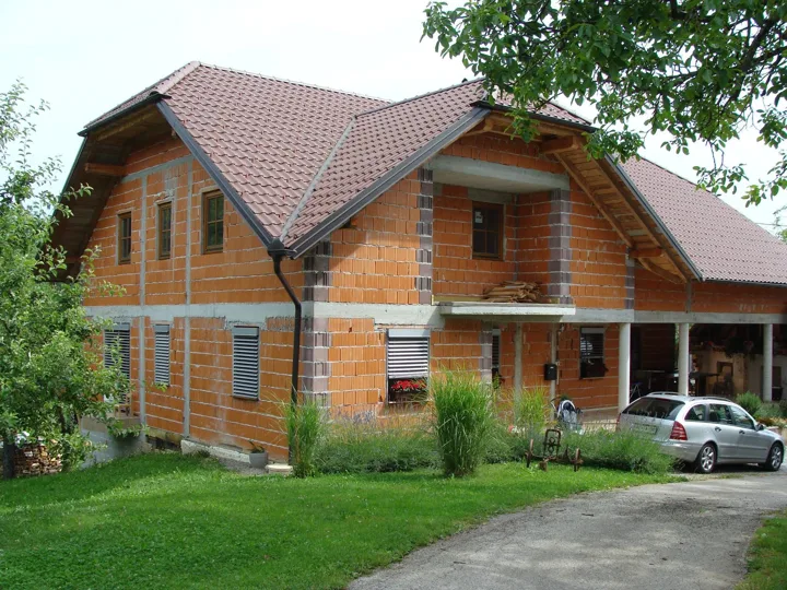 Hiša pred izvedbo fasade