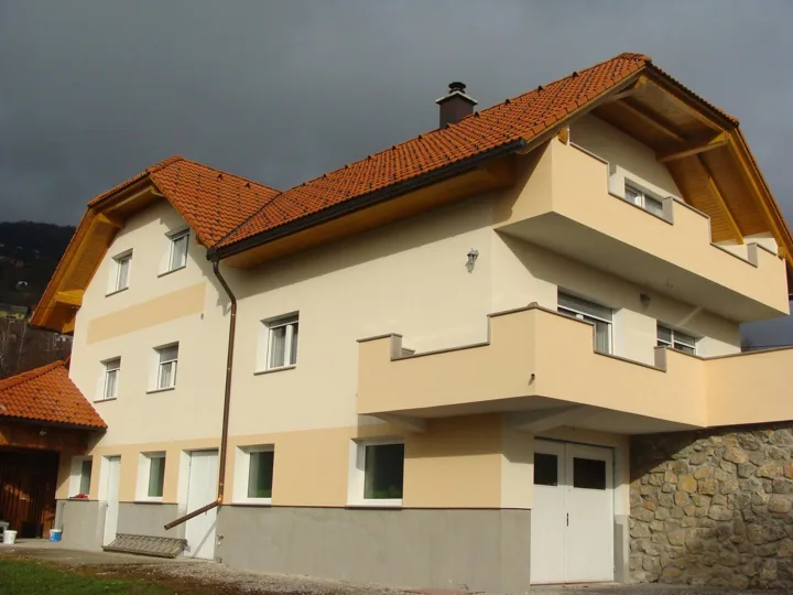 Fasada z balkonom